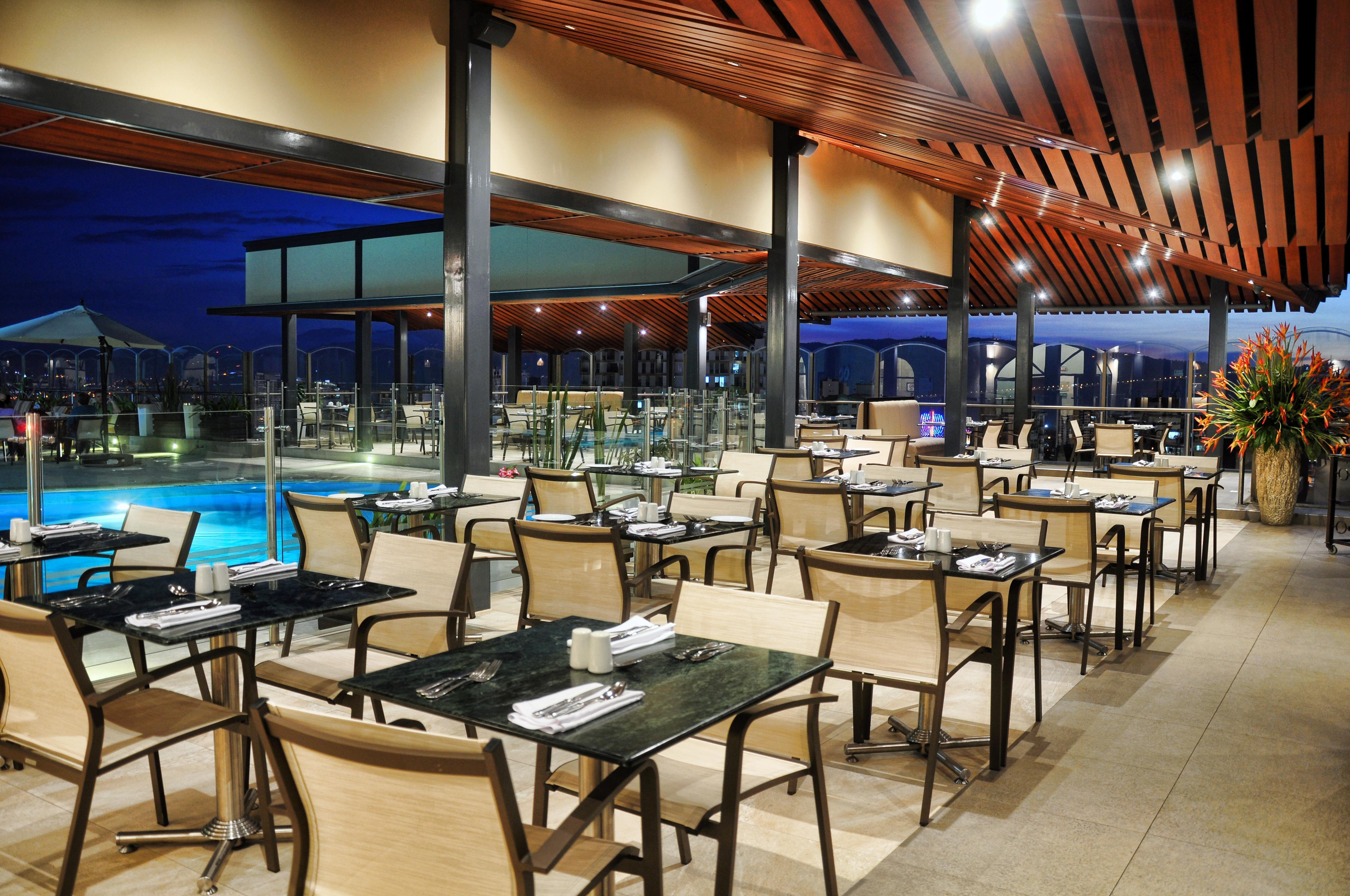 Hotel Dann Carlton Bucaramanga Buitenkant foto The Pool Bar