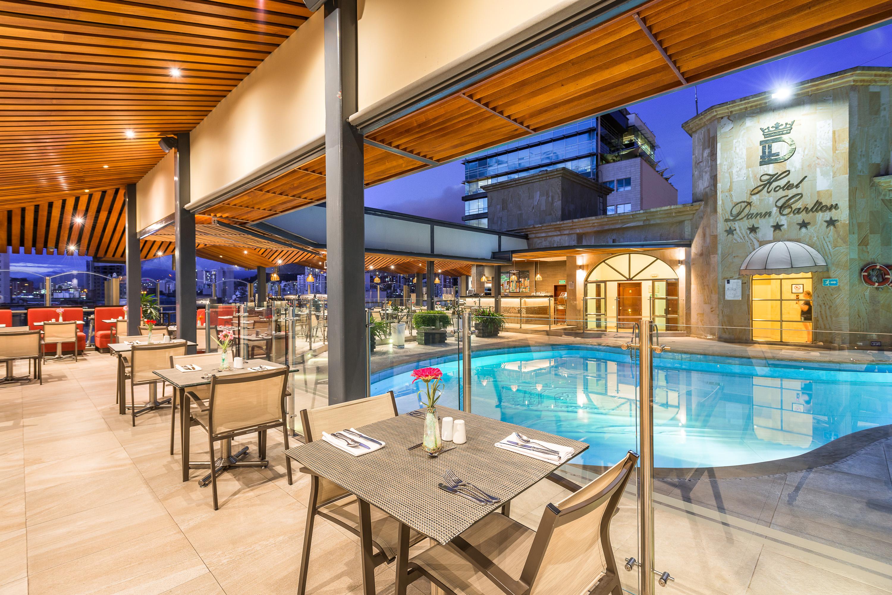 Hotel Dann Carlton Bucaramanga Buitenkant foto The pool at the hotel