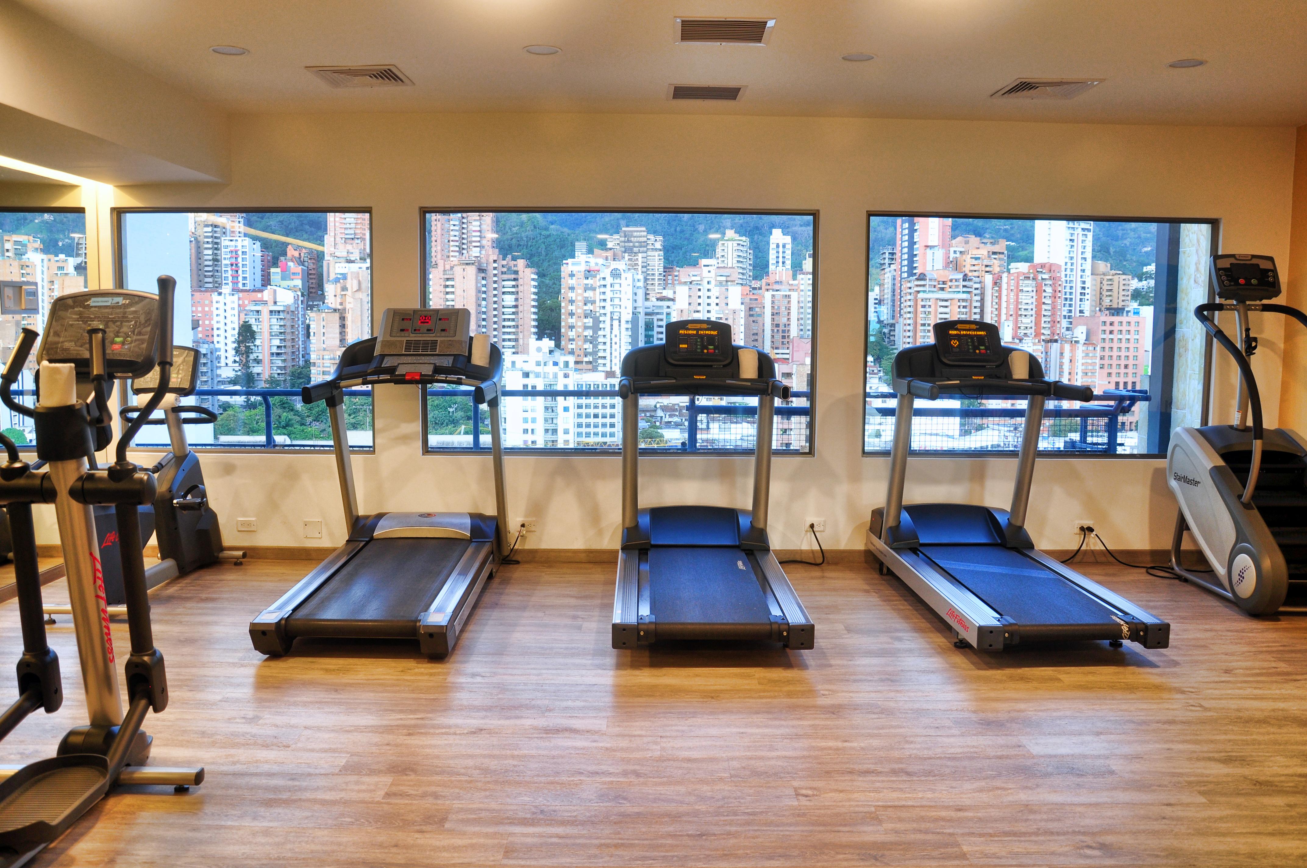 Hotel Dann Carlton Bucaramanga Buitenkant foto Treadmills in a gym