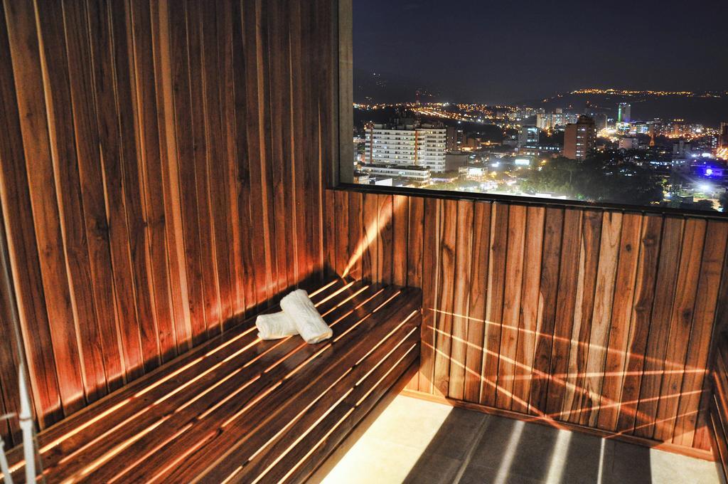 Hotel Dann Carlton Bucaramanga Buitenkant foto A balcony in a hotel